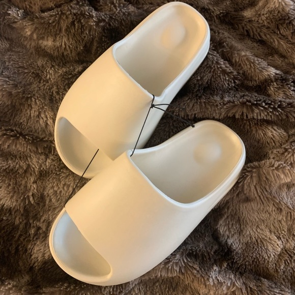 🎉HOST PICK🎉~ Beige Slides 🩴 - Picture 3 of 4